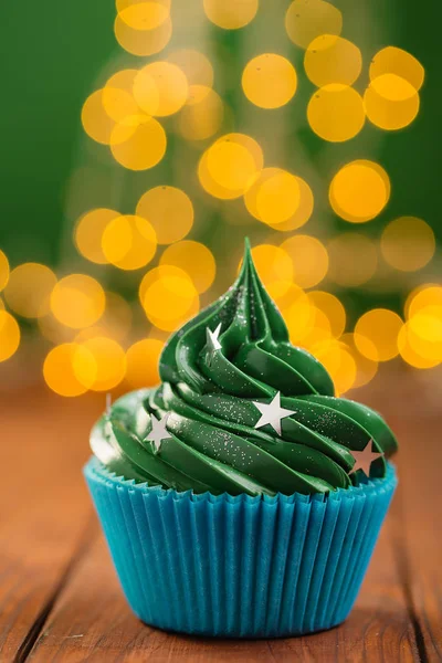 Cupcake di Natale verde con bokeh sullo sfondo — Foto Stock
