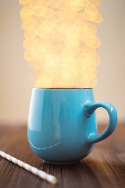 Mavi mine fincan kakao ile ışıklar bokeh etkisi yükselişi kadar t