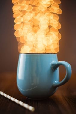 Mavi mine fincan kakao ile ışıklar bokeh etkisi yükselişi kadar t