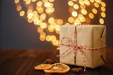 Vintage Noel hediye kutusu bokeh ışıkları ile koyu arka plan üzerinde