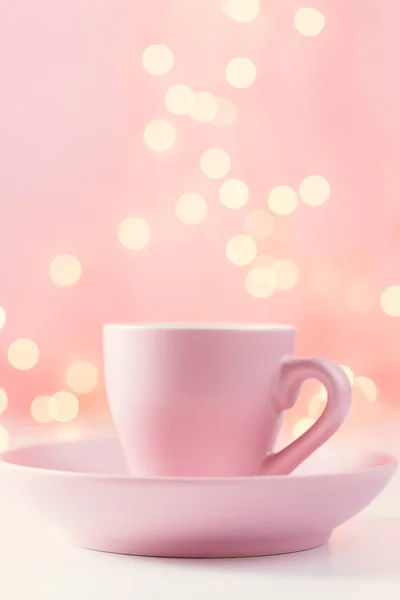 Rosa Kaffeetasse mit Lichtern Bokeh — Stockfoto