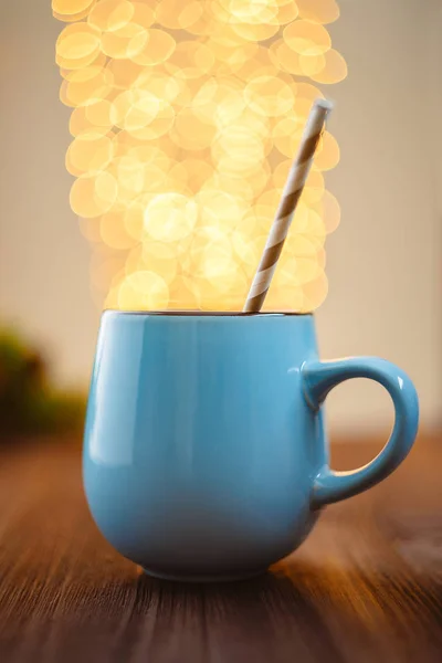 Blauw glazuur kopje cacao met lights bokeh effect stijging omhoog vanaf t — Stockfoto