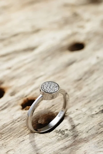 Bruiloft of Zilveren verlovingsring met diamanten — Stockfoto
