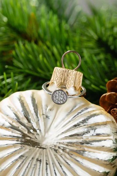 Svatba nebo stříbrný zásnubní prsten s diamanty na vánoční prosinec — Stock fotografie