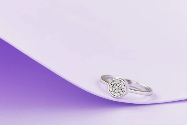 Свадебное или обручальное серебряное кольцо на фиолетовом фоне — стоковое фото