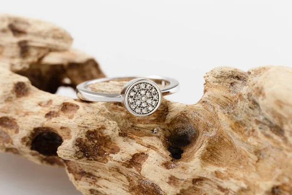 Wesele lub srebrny zaręczynowy pierścionek z diamentem — Zdjęcie stockowe