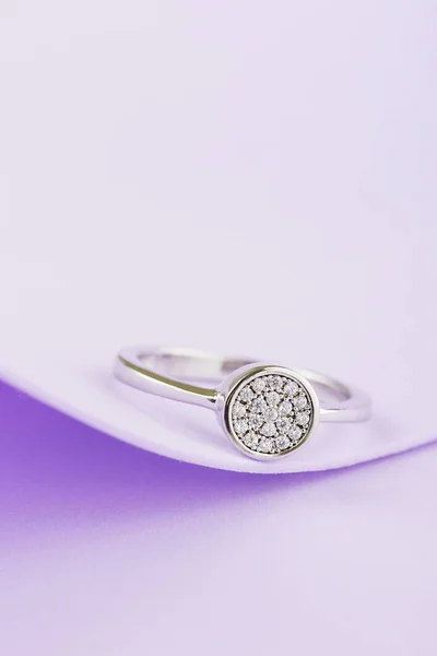 Свадебное или обручальное серебряное кольцо на фиолетовом фоне — стоковое фото