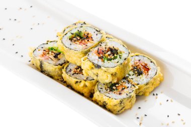 Tempura maki sushi - derin kızarmış sıcak suşi rulo ile Somon, ton balığı