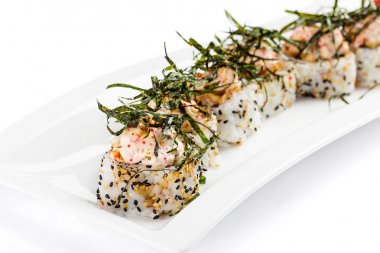 Uramaki suşi roll Japon mayonez ve tobiko kaplı w