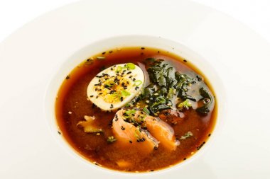 Tay çorbası ile Somon, yumurta ve beyaz arka plan üzerinde deniz yosunu