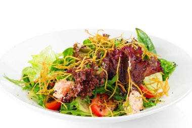 Taze yeşil salata karışımı domates, salatalık, ıspanak ve kızarmış