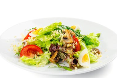 Taze yeşil salata domates, közlenmiş champignon, yumurta ve BÜ