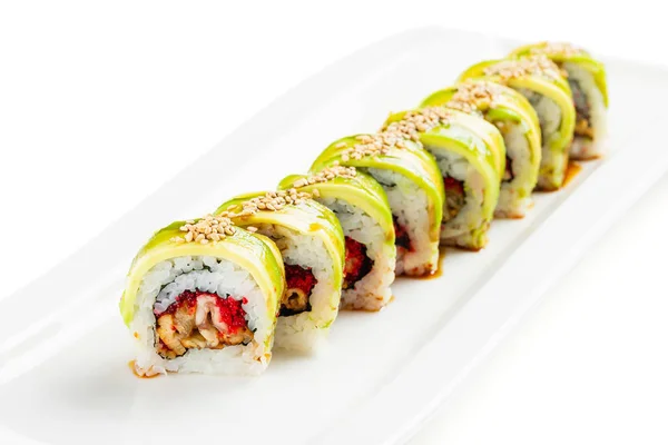 Green dragon sushi roll met paling, avocado en tobiko — Stockfoto