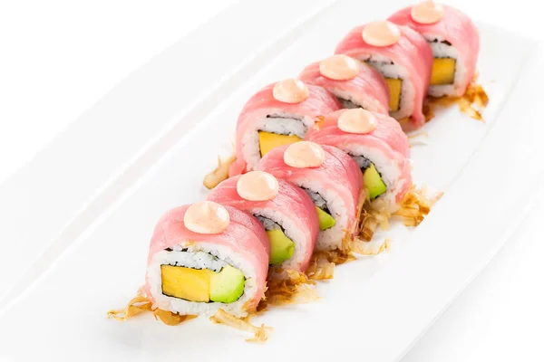 Rolo de sushi de atum urumaki com abacate e caqui — Fotografia de Stock