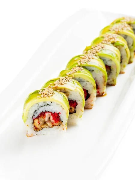 Green dragon sushi roll met paling, avocado en tobiko — Stockfoto