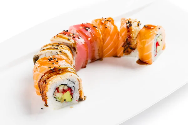 Rollo de sushi colorido con salmón, anguila, atún, aguacate, pepino, c — Foto de Stock