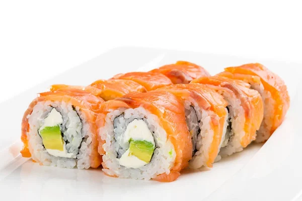 Filadelfia roll urumaki sushi hecho de salmón fresco, queso crema — Foto de Stock