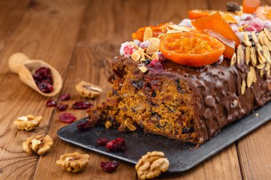 Geleneksel Noel meyve kek puding çikolata sır kesti.