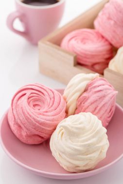 Ev yapımı zephyr veya marshmallow ile kahve pembe bir arka plan üzerinde