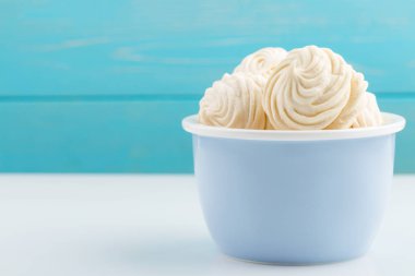 Ev yapımı beyaz zephyr veya mavi kupa hatmi