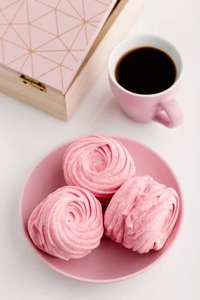 Hausgemachter rosa Zephyr oder Marshmallow mit Kaffee auf weißem Backgro — Stockfoto