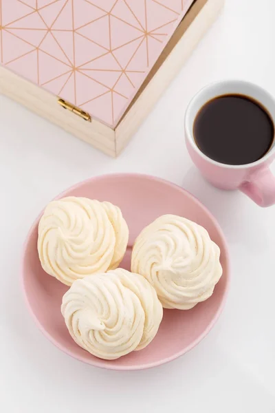 Ev yapımı zephyr veya marshmallow ile kahve beyaz arka plan üzerinde — Stok fotoğraf