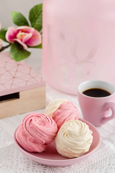 Hausgemachter Zephyr oder Eibisch mit Kaffee auf rosa Hintergrund — Stockfoto