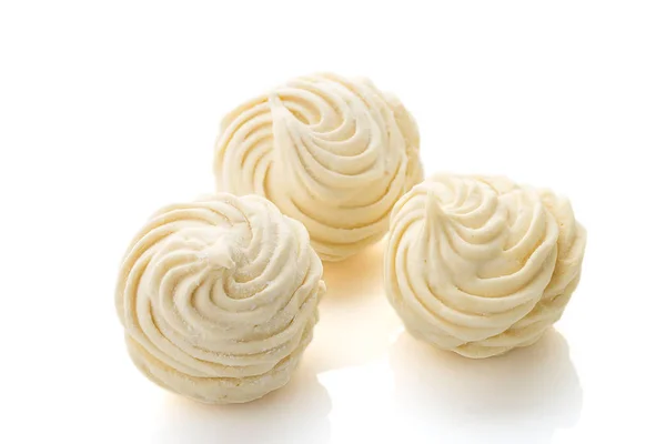 Zephyr putih buatan sendiri atau marshmallow yang diisolasi pada backgroun putih — Stok Foto