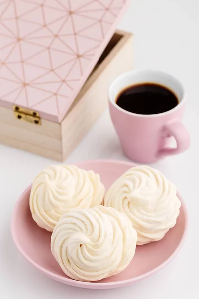 Ev yapımı zephyr veya marshmallow ile kahve beyaz arka plan üzerinde — Stok fotoğraf