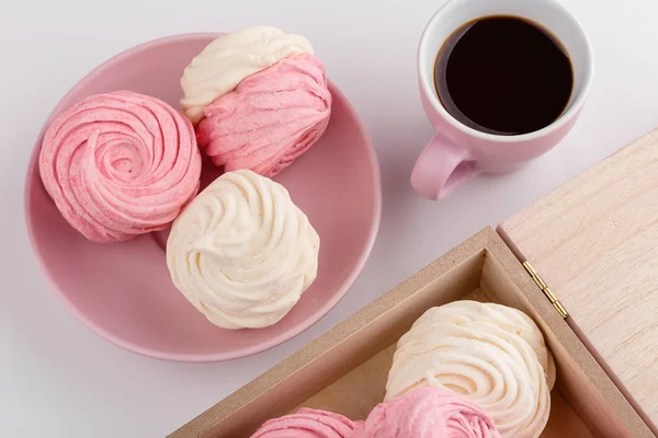 Ev yapımı zephyr veya marshmallow ile kahve pembe bir arka plan üzerinde — Stok fotoğraf