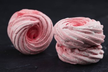 Ev yapımı pembe zephyr veya siyah arka plan üzerine hatmi