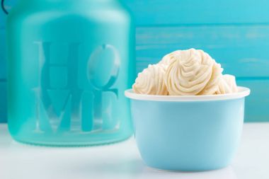 Ev yapımı beyaz zephyr veya mavi kupa hatmi