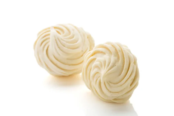Zephyr putih buatan sendiri atau marshmallow yang diisolasi pada backgroun putih — Stok Foto