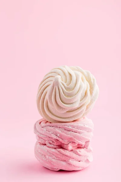 Zephyr hecho en casa rosa y blanco o malvavisco sobre fondo rosa —  Fotos de Stock