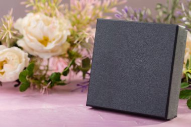 Pembe bir arka plan üzerinde siyah kutu mockup. Kopya alanı