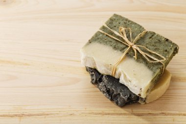 El yapımı spa zeytinyağı ve ahşap adam üzerinde kurumuş otlar sabun