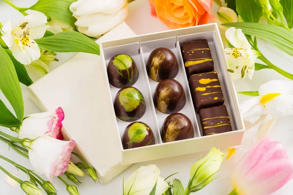 Auswahl an Luxus-Bonbons in Geschenkbox auf weißem Hintergrund — Stockfoto