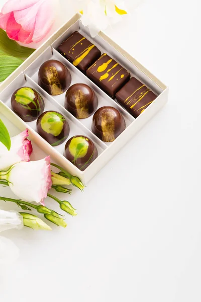 Auswahl an Luxus-Bonbons in Geschenkbox auf weißem Hintergrund — Stockfoto