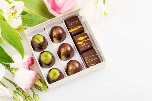 Auswahl an Luxus-Bonbons in Geschenkbox auf weißem Hintergrund — Stockfoto