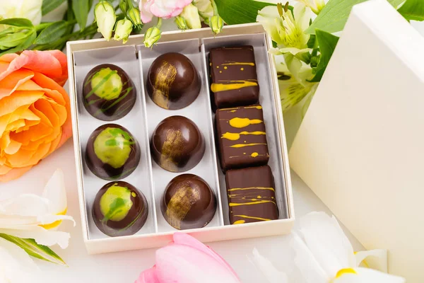 Auswahl an Luxus-Bonbons in Geschenkbox auf weißem Hintergrund — Stockfoto