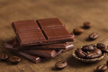 Kahve çekirdekleri ile kıyılmış bitter çikolata