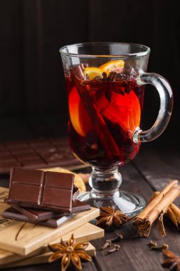 Cam mulled şarap ve baharat ile kıyılmış bitter çikolata 