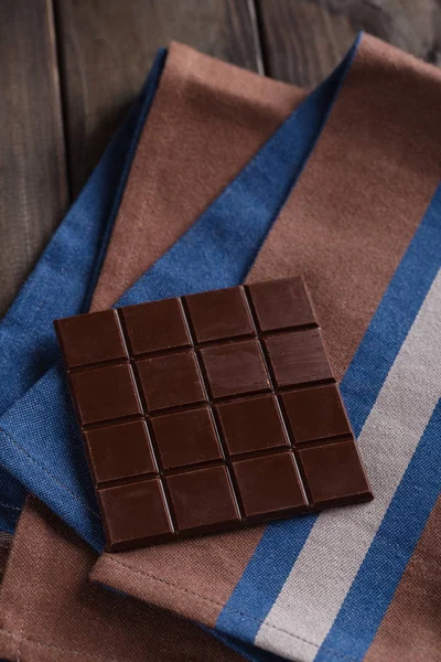 Hořké čokolády na hnědé pozadí — Stock fotografie