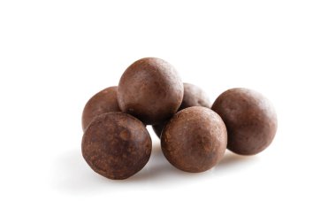 Şekerli fındık drajelik beyaz izole çikolata yığın