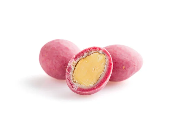 Tumpukan almond manis merah muda terisolasi pada backgroun putih — Stok Foto