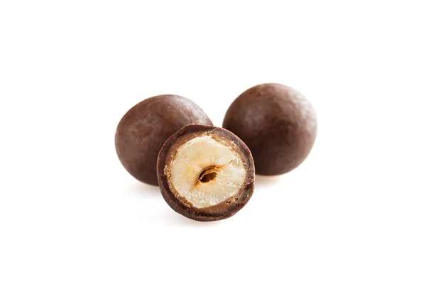 Montón de avellanas azucaradas dragees en chocolate aislado en blanco — Foto de Stock