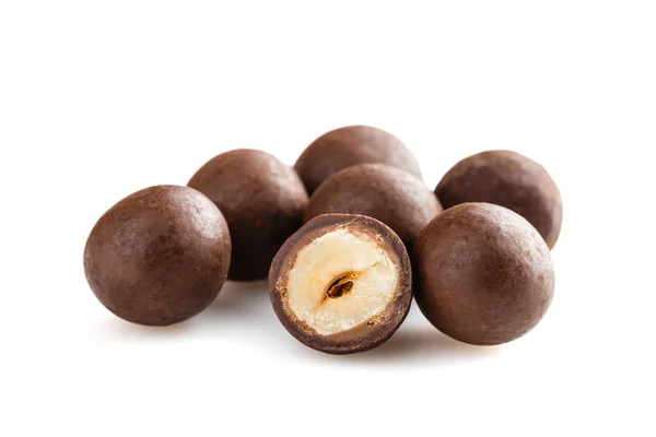 Куча сахарных орехов драже в шоколаде изолированы на белом — стоковое фото