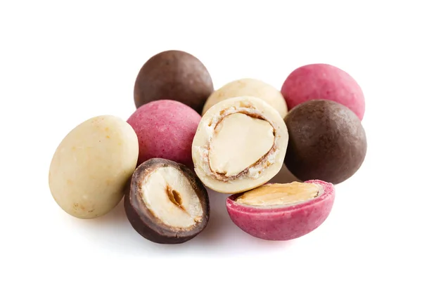 Tumpukan almond manis dan hazelnut dragees di isola cokelat — Stok Foto
