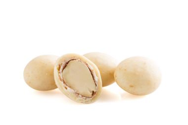 Şekerli badem drajelik yığını izole beyaz arka plan üzerinde