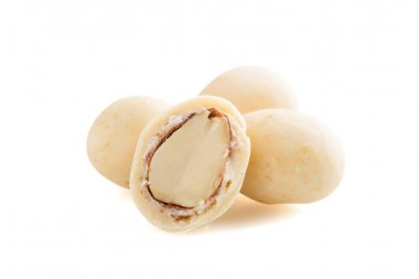 Şekerli badem drajelik yığını izole beyaz arka plan üzerinde